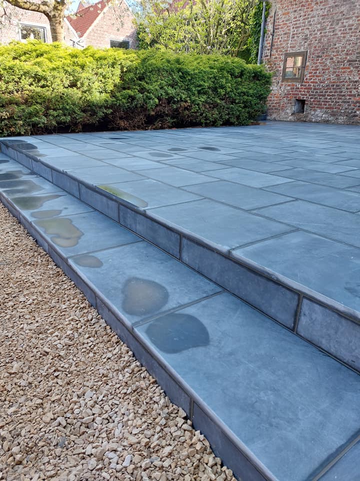 Moderne oprit met trap